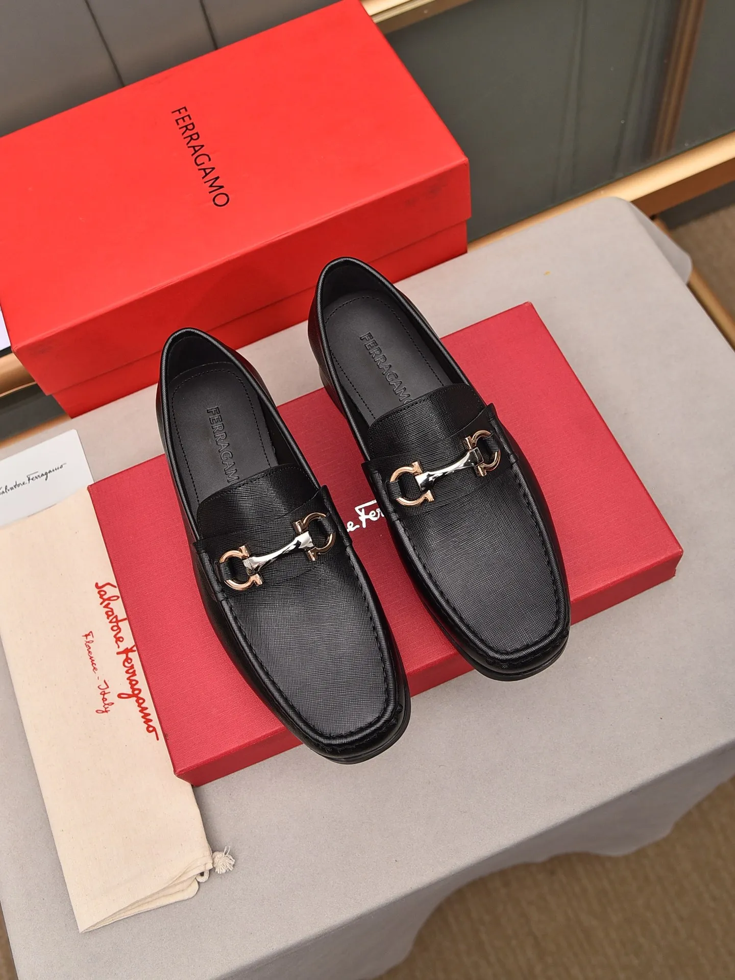 Men's shoes 💰: 460 [Original running volume and quality] Brand: Ferragamo (Ferragamo) Size: Men's size 38/44 (45 can be customized) Grade: Same style as the official website High-end quality men's shoes Material: Original first-layer calfskin Water-dyed cowhide lining Original outsole Style categories: Men's fashion formal business casual leather shoes Slip-on men's high-top series Young fashion European and American trends British style Casual matching Comfortable on the feet